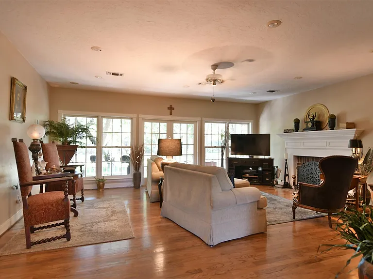 1263 Weishuhn Rd — Photo 9