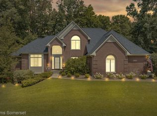9732 Forest Ridge Dr, Clarkston, MI 48348