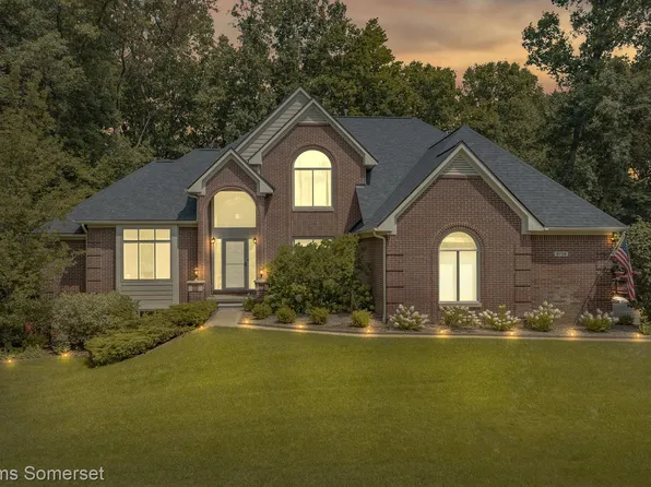 9732 Forest Ridge Dr, Clarkston, MI 48348