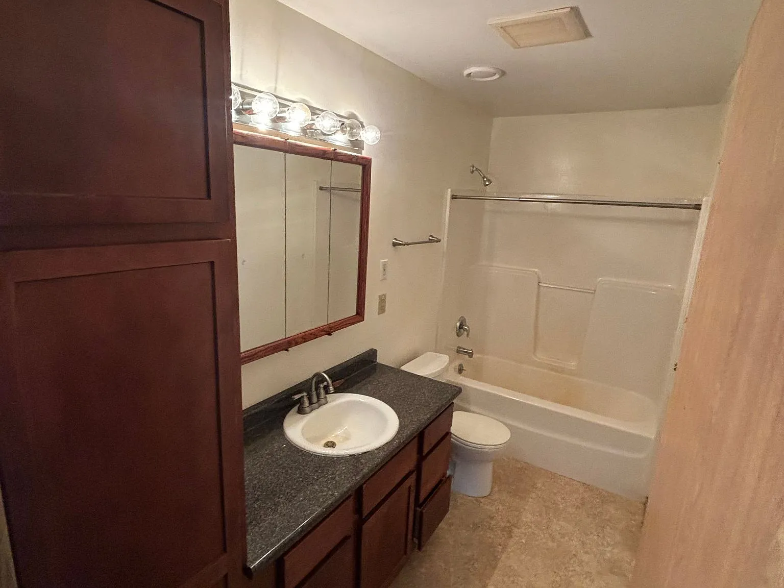 2 bed, 1000 sqft, $2,000 — Photo 4