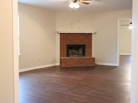4th image of 3851 Crest Dr