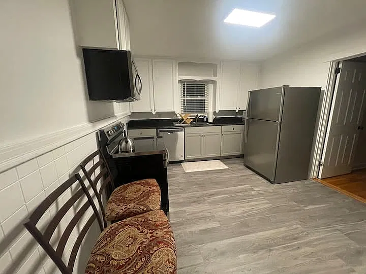 3 bed, 1280 sqft, $2,100 — Photo 2