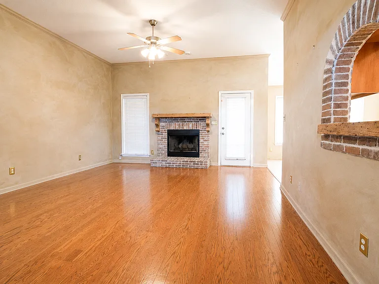 3829 Edinburg Cir — Photo 4