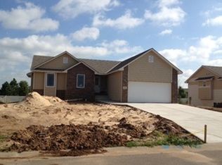 904 E Sandalwood Cir, Augusta, KS 67010