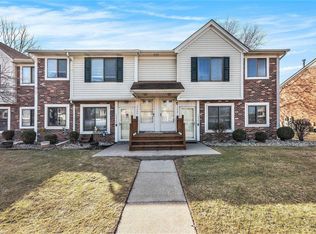 17428 Utica Oaks Ln, Roseville, MI