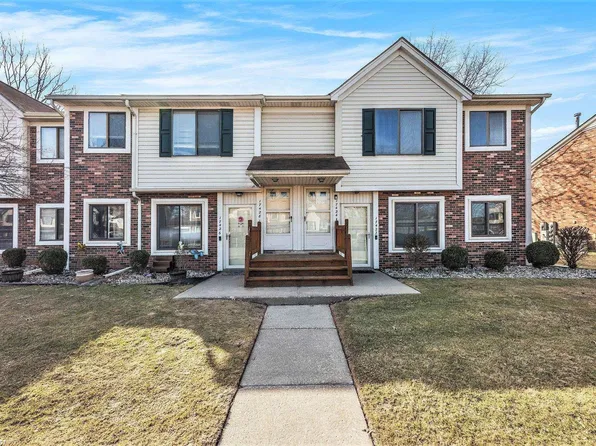 17428 Utica Oaks Ln, Roseville, MI 48066