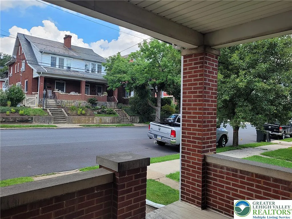 3 bed, 2136 sqft, $2,350 — Photo 2