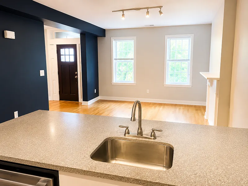 4 bed, 2.0 bath, 2000 sqft, $2,200 — Photo 4