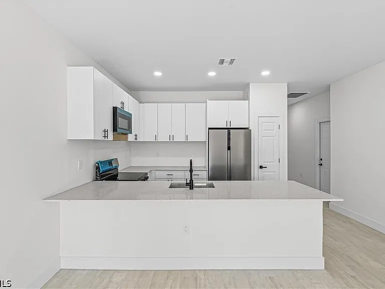 2222 Kenneth Ave S — Photo 3