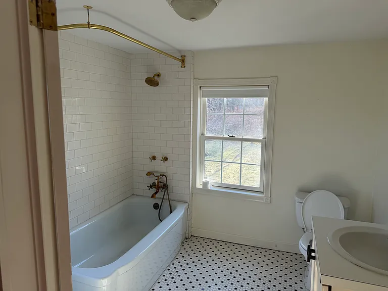 Upstairs bathroom, curretnly being repainted white