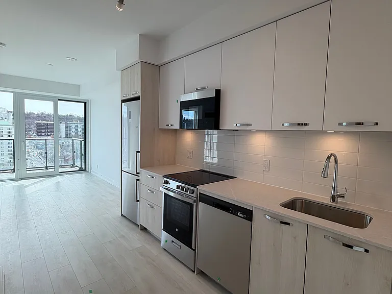 75 James St S #1323 — Photo 14