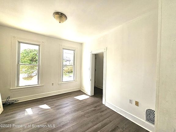 4th image of 907 Green Ridge St #1