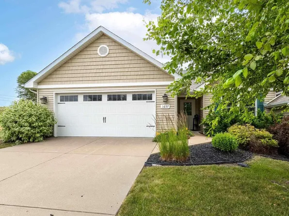 1657 Irish Woods Cir, Davenport, IA 52807
