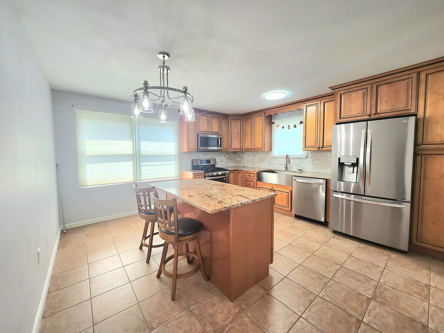 3 bed, 3.5 bath, 2500 sqft, $4,395 — Photo 3