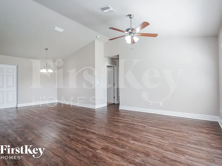 625 SW 13th Ter — Photo 2