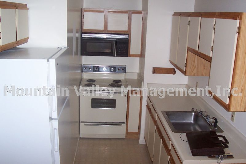 2nd image of 1105 Lincolnshire Dr APT B