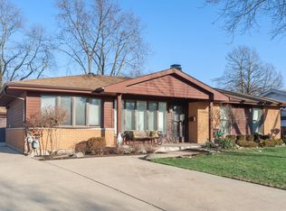 945 Hartford Ln, Elk Grove Village, IL 60007