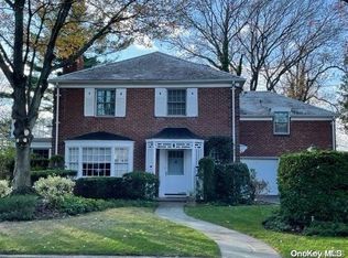 12 Surrey Ln, Great Neck, NY 11023