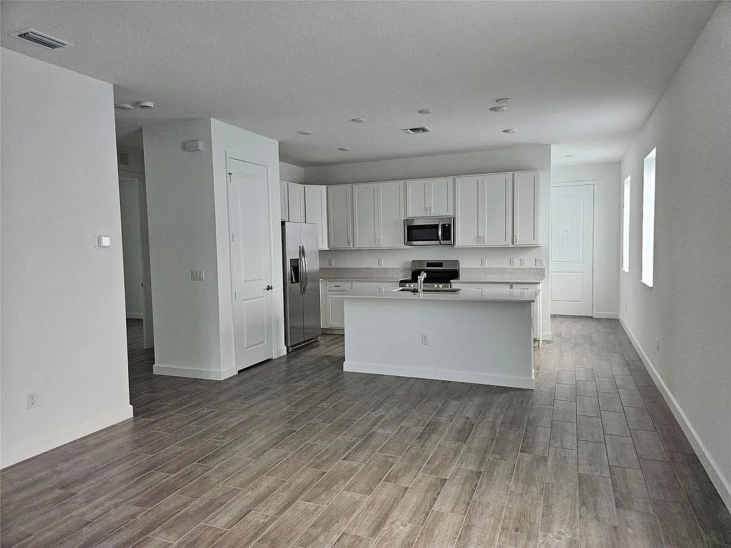 3 bed, 2.0 bath, 1485 sqft, $3,700 — Photo 2