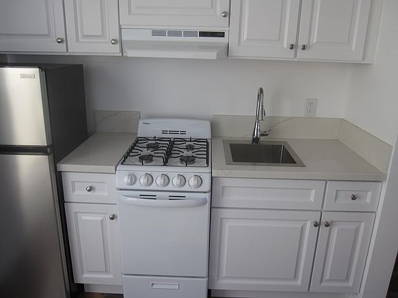 3rd image of 633 S Dunsmuir Ave APT 11