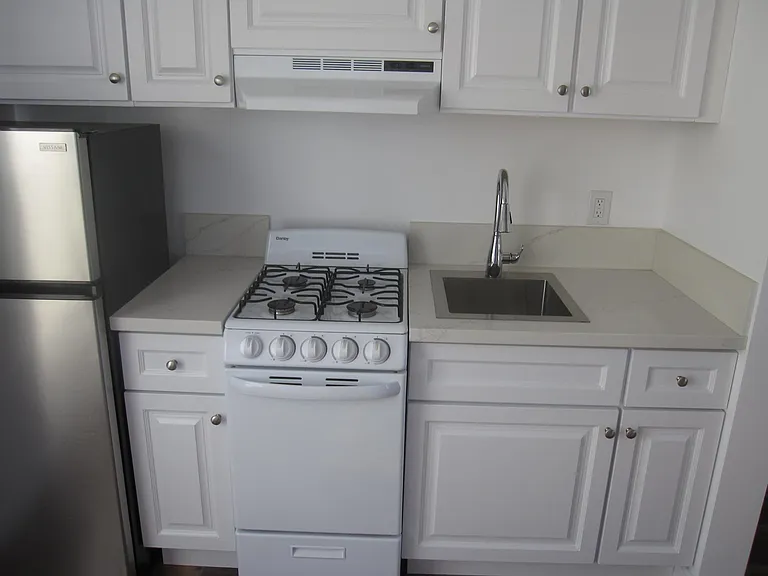 633 S Dunsmuir Ave #11 — Photo 3