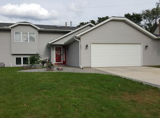 963 Kettle Creek Rd, Eagan, MN 55123