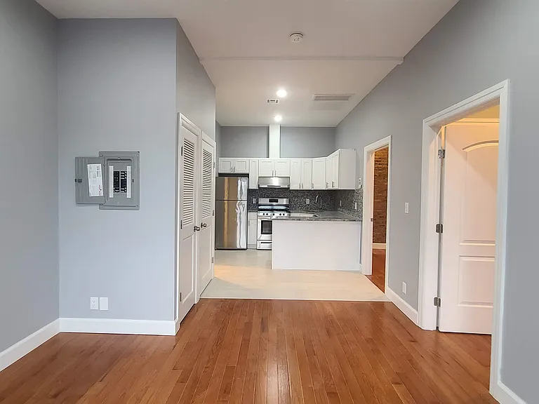 100 Griffith St #3R — Photo 1