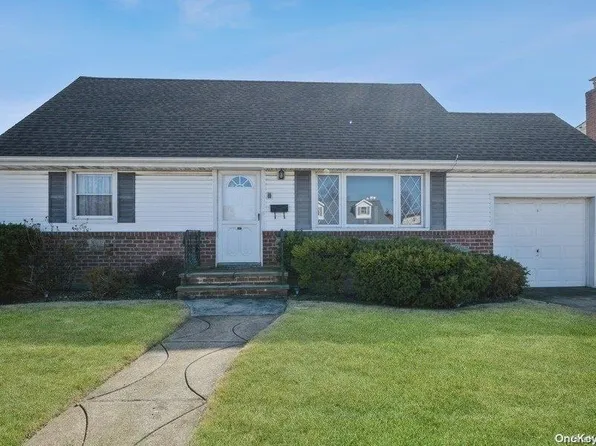 592 N Suffolk Avenue, Massapequa, NY 11758