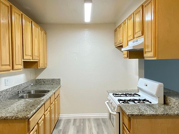 3rd image of 1006 E Deodar St #H