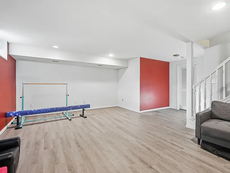 327 Allens Ln — Photo 27