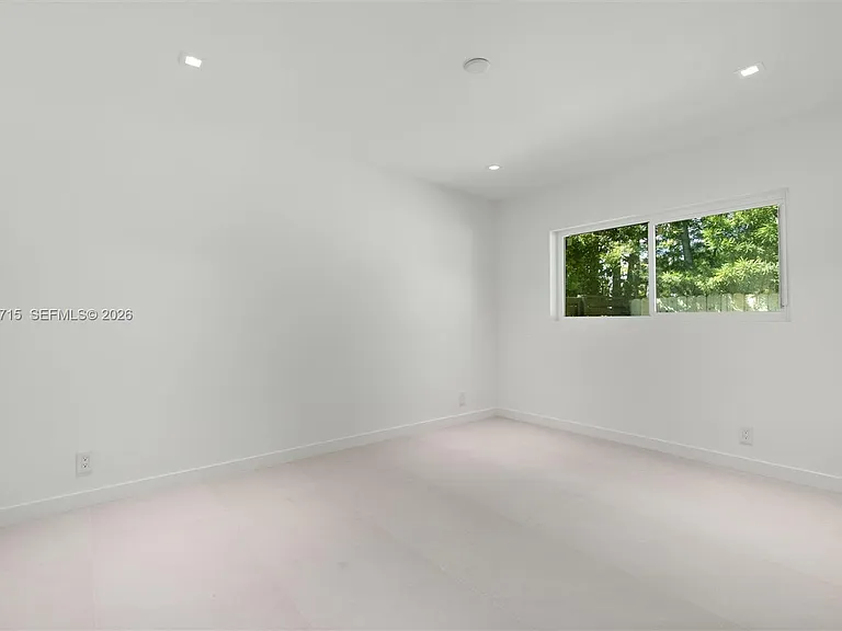 19721 NE 23rd Ave — Photo 45