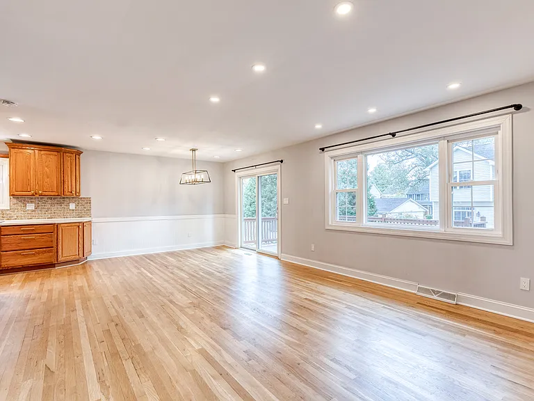 617 Oak Ln — Photo 4