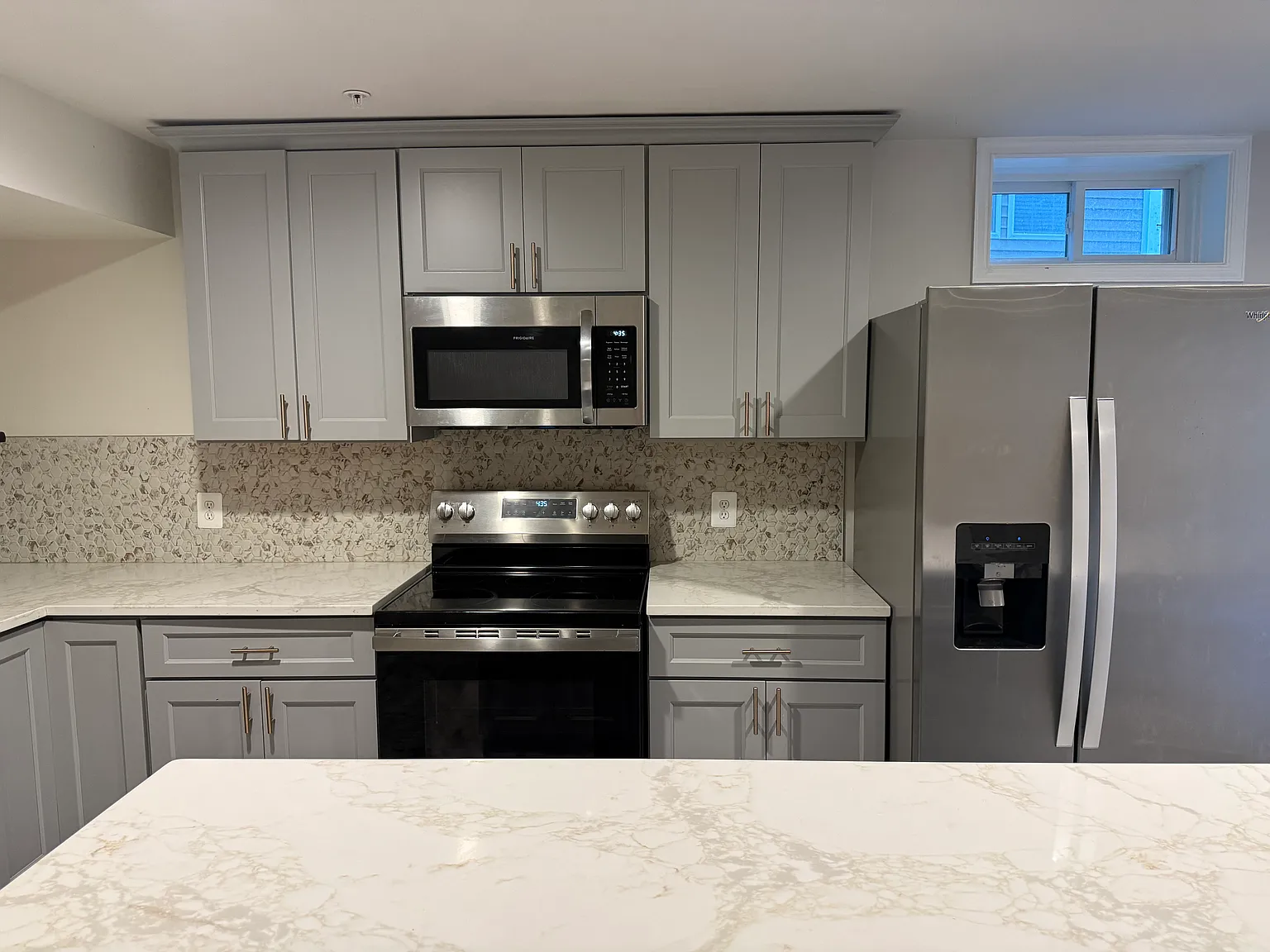 2 bed, 3884 sqft, $2,400 — Photo 2