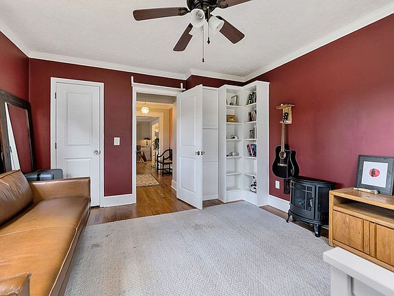 3rd image of 921 Allen Ave