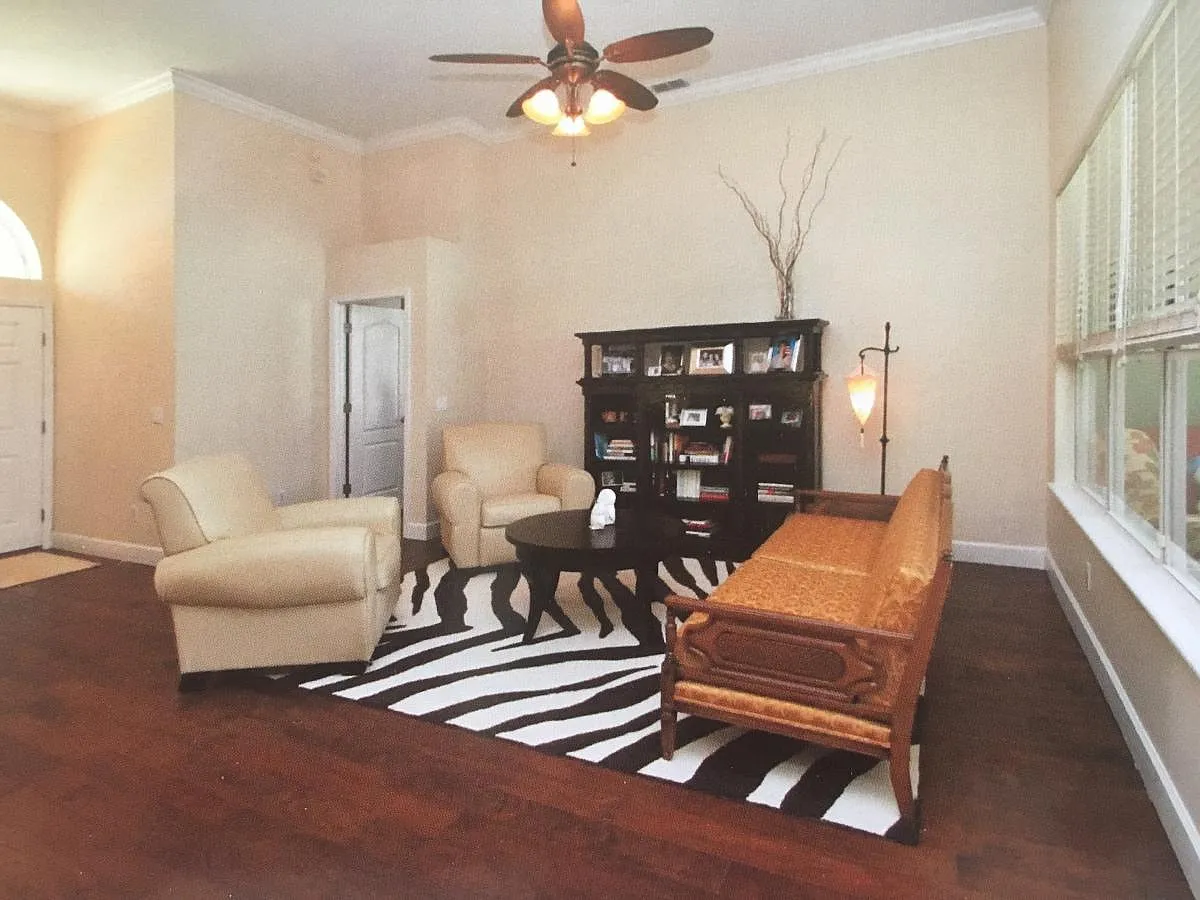4 bed, 2400 sqft, $3,300 — Photo 4
