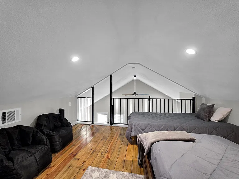 1049 Sunset Cir W — Photo 37
