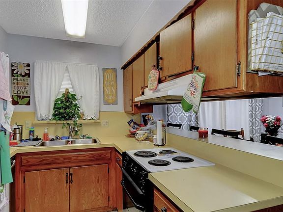 4th image of 606 S Hyde Park Ave