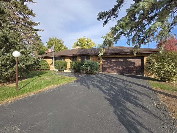 7N081 Hill St, Roselle, IL 60172