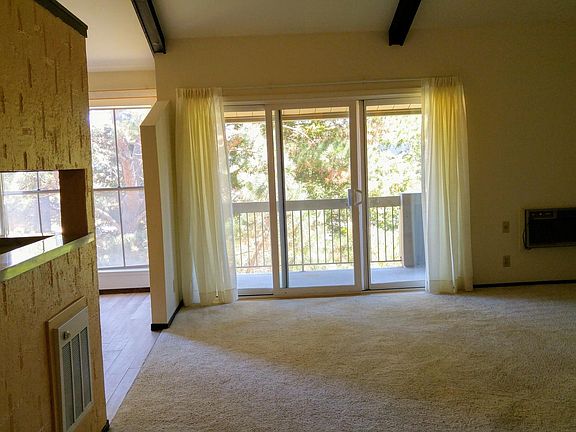 2nd image of 2059 Ascot Dr Unit 210