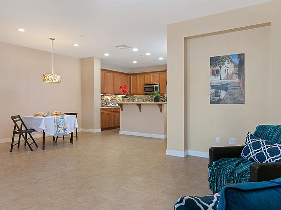 4th image of 408 Pear Ave #104