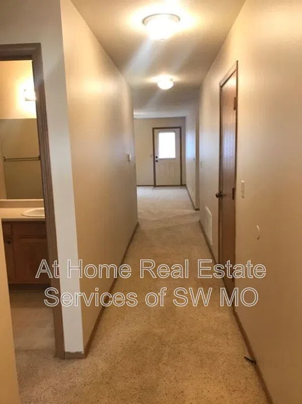 3 bed, 2.0 bath, 1228 sqft, $1,280 — Photo 2