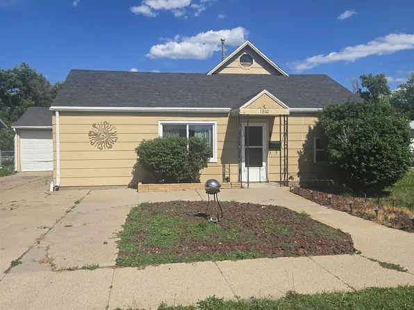 1310 K St, Cozad, NE 69130