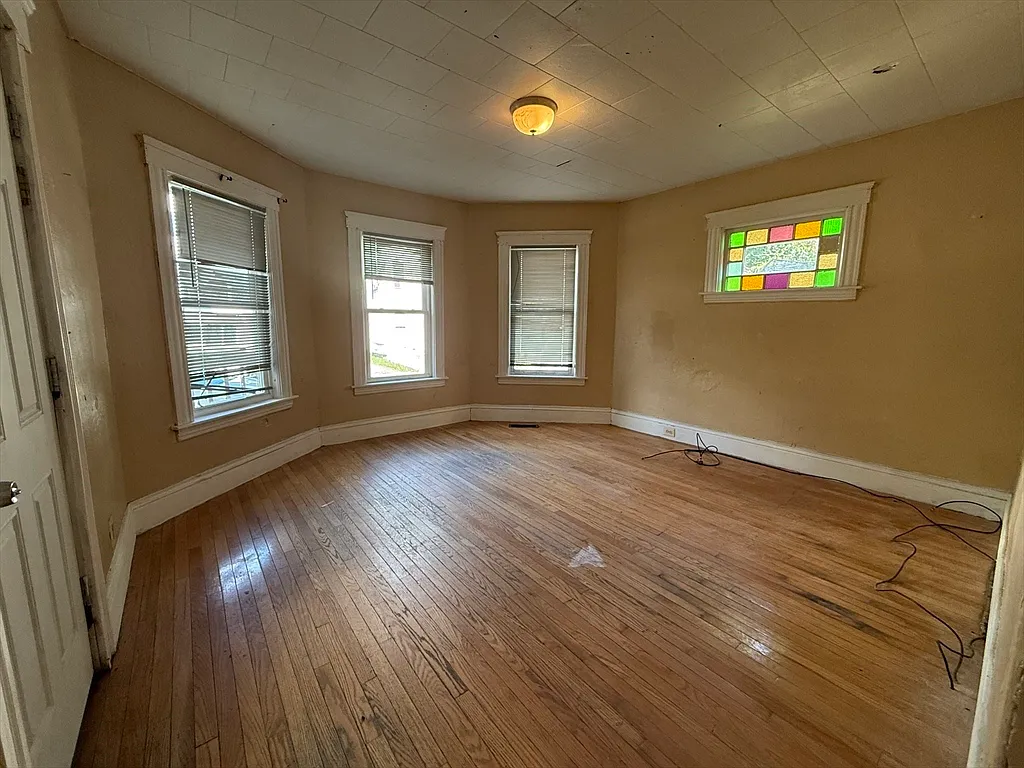 3 bed, 1.0 bath, 1101 sqft, $2,300 — Photo 2