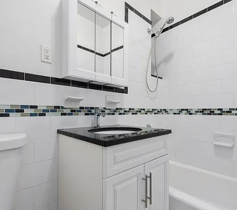5th image of 220 E 36th St APT C1