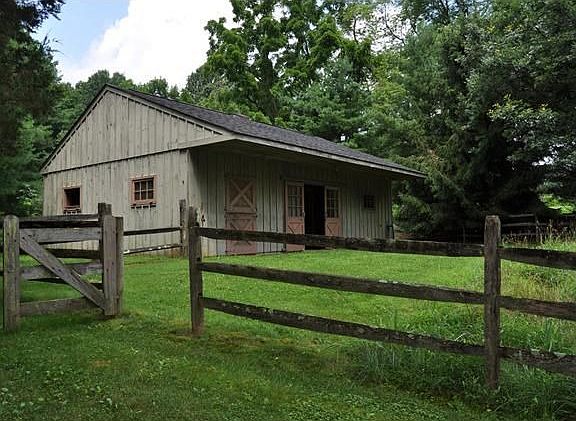 3 stall barn with paddock