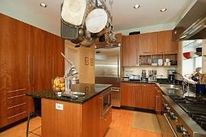 4th image of 1318 W Cornelia Ave