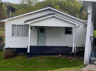 131 9th St, Mount Hope, WV 25880