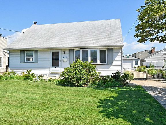 3rd image of 4 Moore Dr