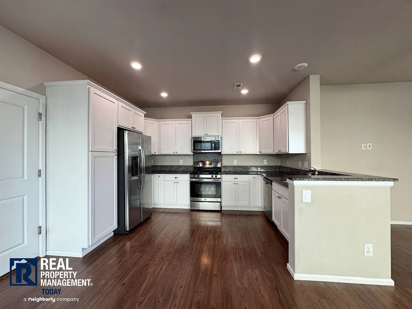 Spacious 4-Bedroom Home with Fenced Yard & 2-Car Garage Near JBLM! — Photo 4