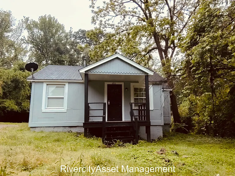 1911 The Oaks Ave — Photo 1